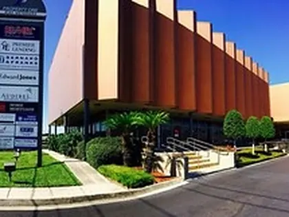 The office building at 4141 Veterans Memorial Blvd in Metairie, with its tenant sign by the road.